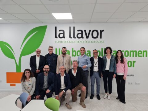 Representantes de la Dirección General de Innovación, Digitalización, Currículum y Lenguas de la Generalitat, bonÀrea y el Ayuntamiento de Guissona se reunieron ayer en el espacio La Llavor